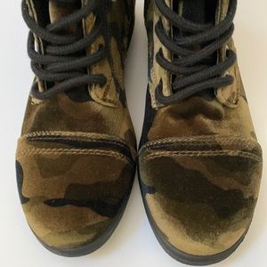 Mossimo Camo Boots - Size 7 - NWOB